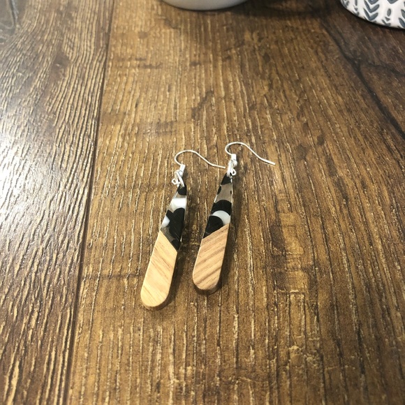 Long teardrop wood and resin earrings - Picture 3 of 6